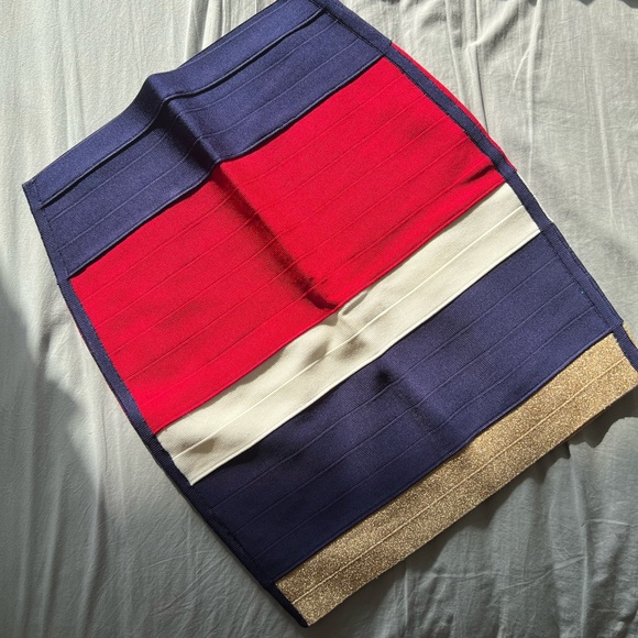 Guess skirt in size small - Picture 3 of 8